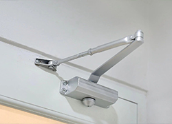 Análise de fecho de porta sequencial vs. fecho de porta em sistemas de portas e janelas de edifícios