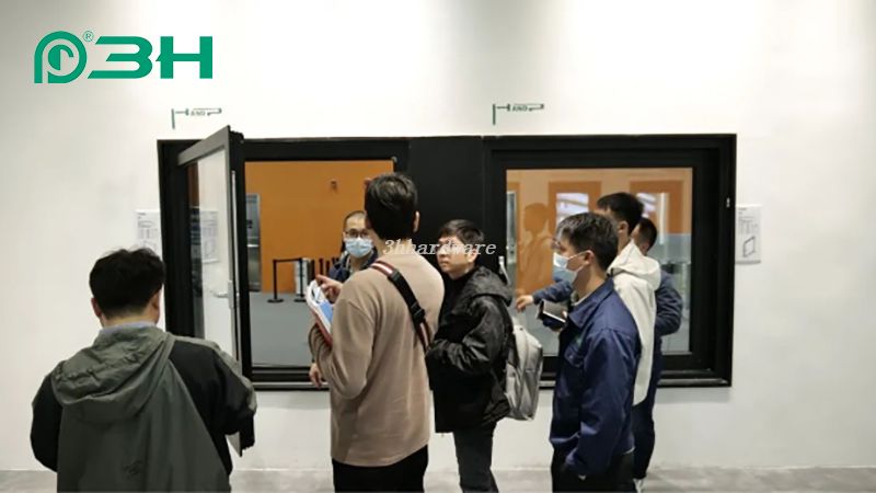 exposi&ccedil;&atilde;o de ferragens para janelas 111