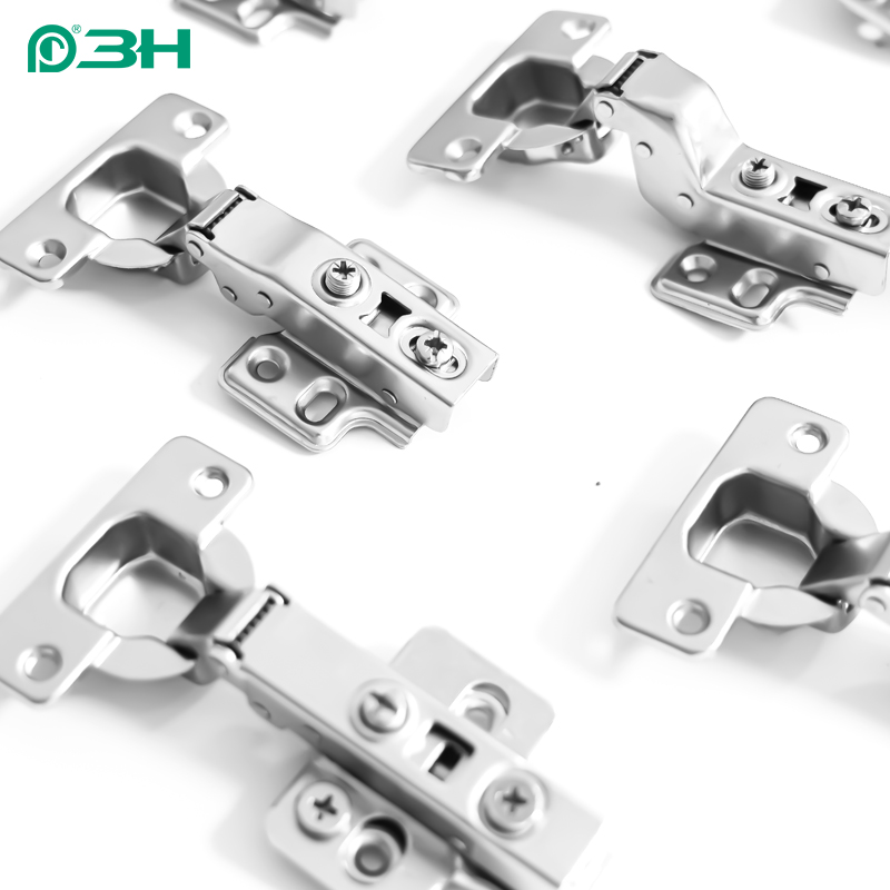 Como ajustar a dobradiça da porta?