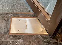 Qual capacidade de carga é adequada para molas de piso em portas de vidro?